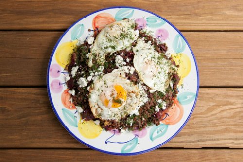 Ensalada de lentejas y huevos fritos